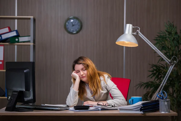 Empresária que fica no escritório por longas horas — Fotografia de Stock