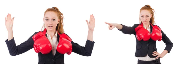 Vrouw zakenvrouw met bokshandschoenen op wit — Stockfoto