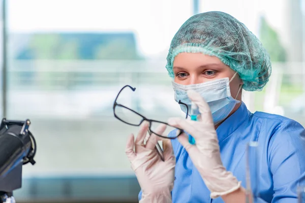 Assistente de laboratório experiente trabalhando em soluções químicas — Fotografia de Stock