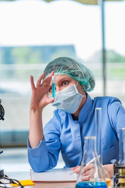 Asistente de laboratorio experimentado trabajando en soluciones químicas — Foto de Stock