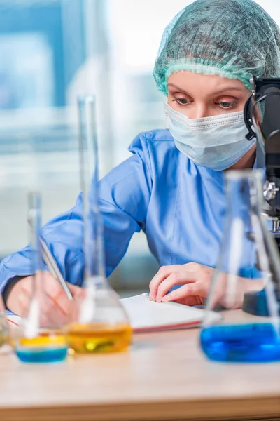 Experienced lab assistant working on chemical solutions — Stock Photo, Image