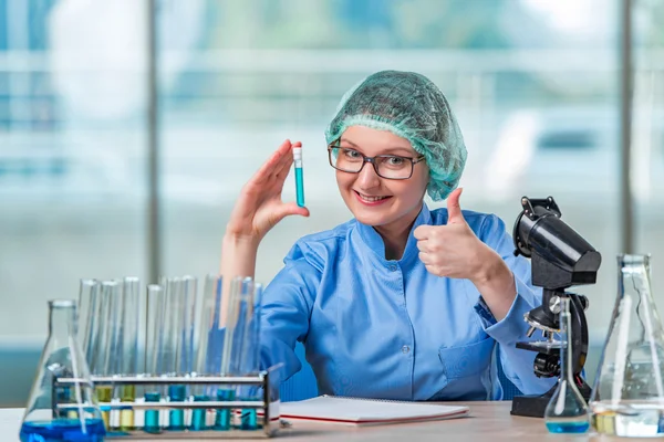 Kimyasal çözümler üzerinde çalışan deneyimli asistan