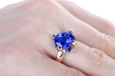 Parmağına taktığın mücevher yüzüğü.