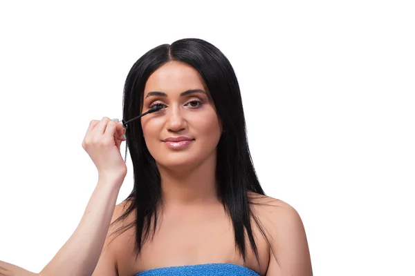 Genç kadın üzerinde beyaz izole makyaj almak — Stok fotoğraf