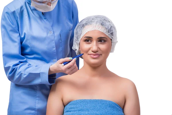 Молода жінка готується до пластичної хірургії ізольована на білому — стокове фото