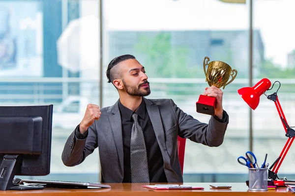 Affärsman vinna cup trophy på kontoret — Stockfoto