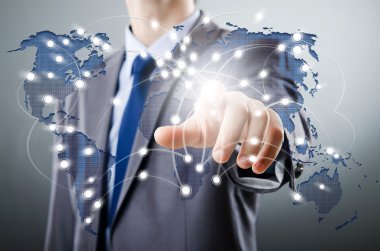 Küresel iletişim kavramı içinde dünya haritası üzerinde noktalar basarak adam