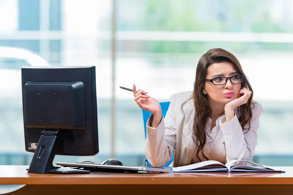 Empresária sentada na mesa do escritório — Fotografia de Stock