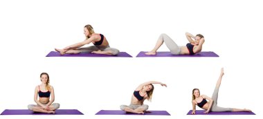 Beyaz üzerinde egzersiz yapan genç bir kadın.