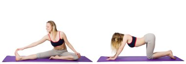 Beyaz üzerinde egzersiz yapan genç bir kadın.