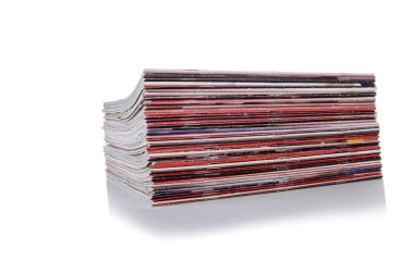 Beyaz arka plan üzerinde izole dergi yığını