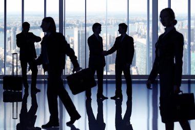 Office merkezinde yürüyüş iş adamları