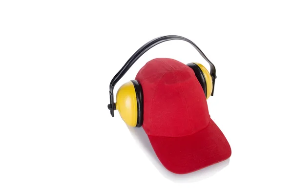 Casquette de baseball rouge avec casque de bruit isolé sur blanc — Photo