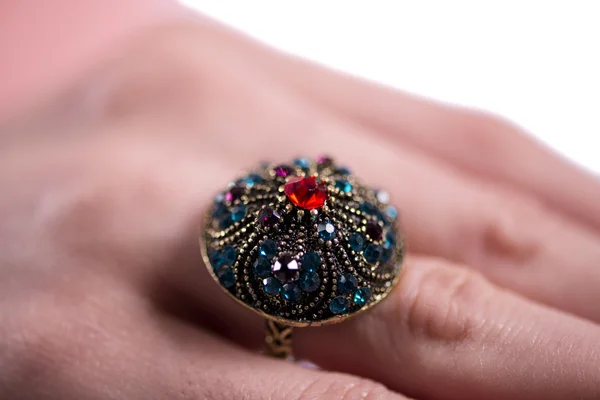 Parmağına taktığın mücevher yüzüğü. — Stok fotoğraf