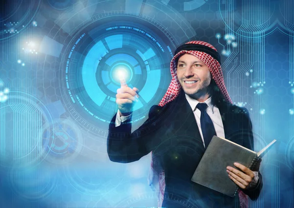 Арабский человек нажимает виртуальные кнопки в футуристической концепции — стоковое фото