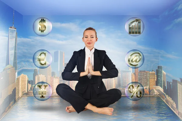 Affärskvinna mediterar i rutan — Stockfoto