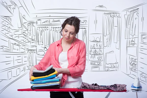 Mujer planchando ropa en su habitación —  Fotos de Stock