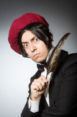 Kalemi klasik konseptte olan komik yazar.