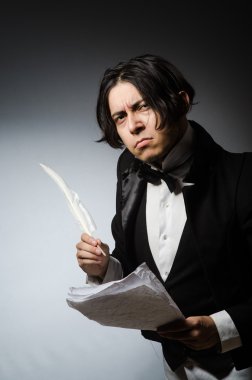 Kalemi klasik konseptte olan komik yazar.