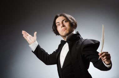 Kalemi klasik konseptte olan komik yazar.