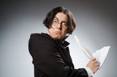 Kalemi klasik konseptte olan komik yazar.