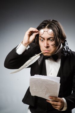 Kalemi klasik konseptte olan komik yazar.