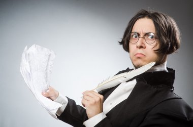 Kalemi klasik konseptte olan komik yazar.