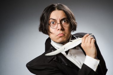 Kalemi klasik konseptte olan komik yazar.