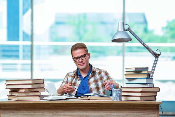 Jeune étudiant de sexe masculin se préparant aux examens du secondaire — Photo