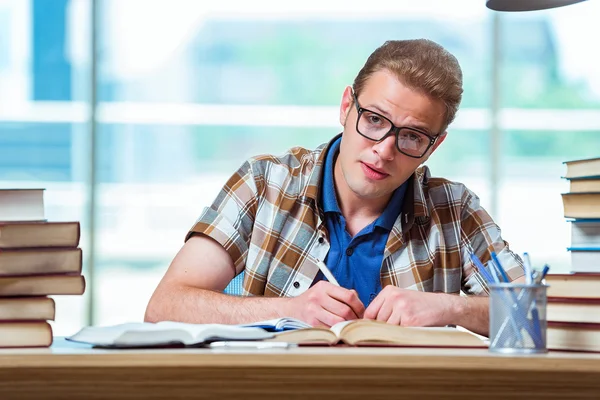 Jovem estudante do sexo masculino se preparando para exames de ensino médio — Fotografia de Stock