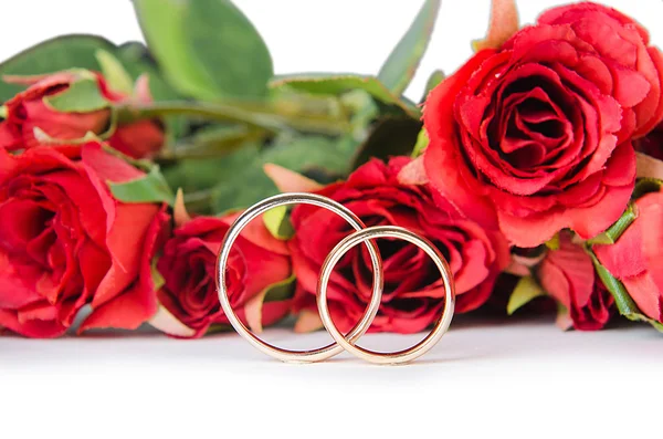 Anéis de casamento e flores isoladas no fundo branco — Fotografia de Stock