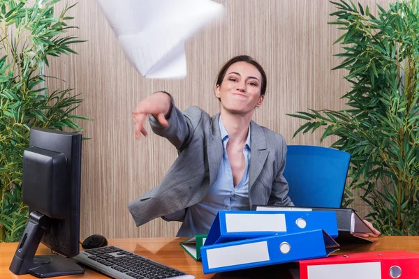 Frau wirft unter Stress Papiere ins Büro — Stockfoto