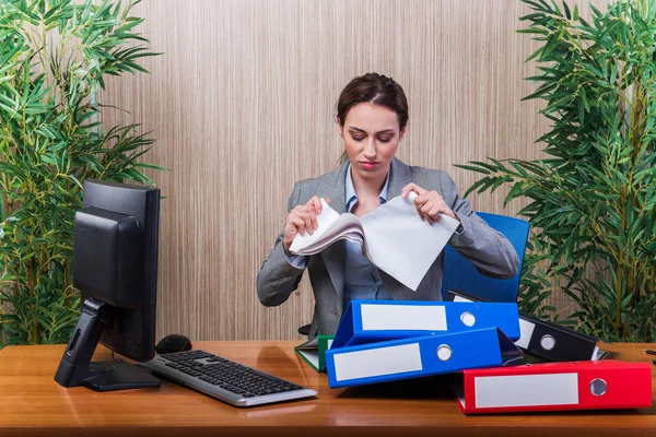 Frau wirft unter Stress Papiere ins Büro — Stockfoto