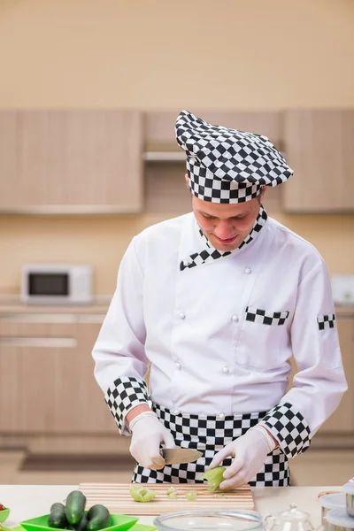 Cozinha masculina preparando comida na cozinha — Fotografia de Stock