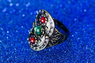 Mavi arka plan karşı mücevher yüzük