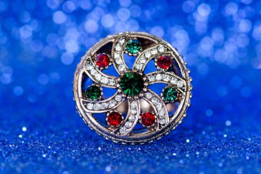 Mavi arka plan karşı mücevher yüzük