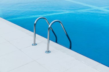 Sonsuzluk havuzu parlak yaz gününde