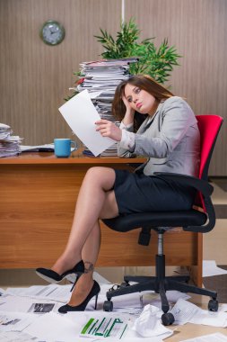 İş kadını ofiste çalışan stres altında