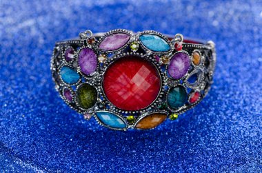 Mavi arka plan karşı mücevher yüzük