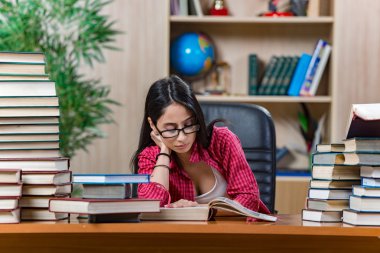 Üniversite sınavlarına hazırlanan genç bir kız öğrenci.