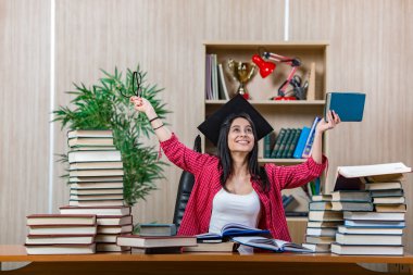 Üniversite sınavlarına hazırlanan genç bir kız öğrenci.