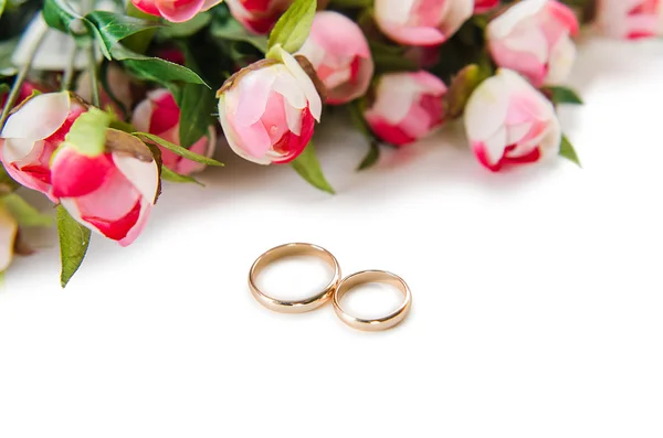 Wedding rings and flowers isolated on white background — Stock Photo, Image