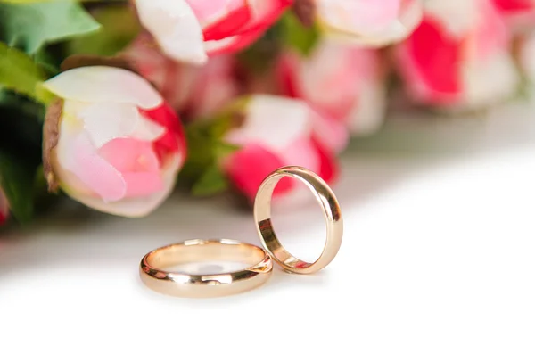 Anillos de boda y flores aisladas sobre fondo blanco — Foto de Stock