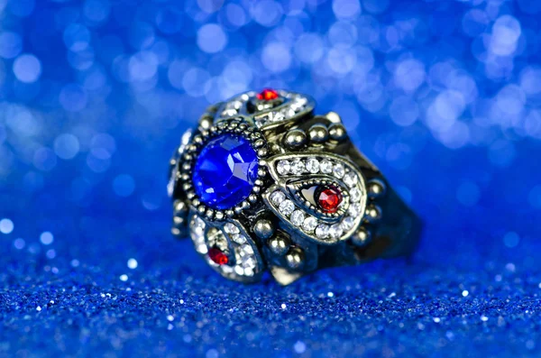 Anel de jóias contra fundo azul — Fotografia de Stock