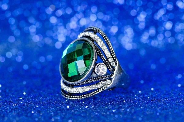 Gioielli anello sullo sfondo blu — Foto Stock