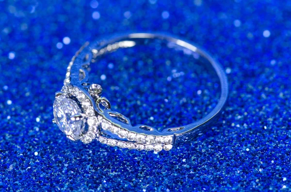 Bague bijoux sur fond bleu — Photo