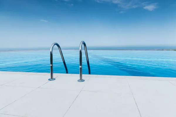 Infinity Pool an einem strahlenden Sommertag — Stockfoto