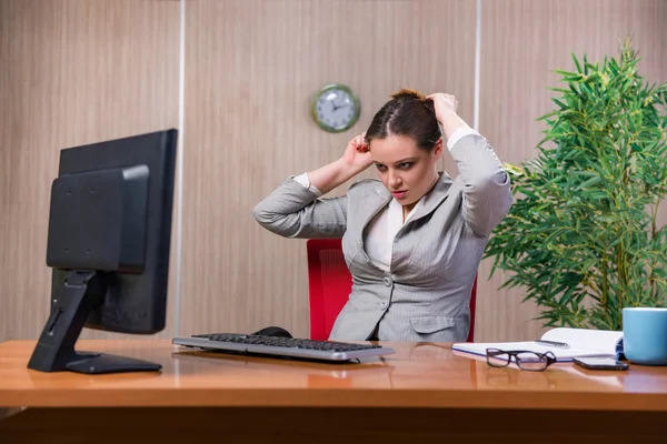 Affärskvinna under stress arbetar på kontoret — Stockfoto