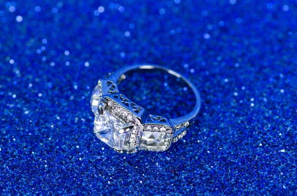 Anillo de joyería sobre fondo azul — Foto de Stock