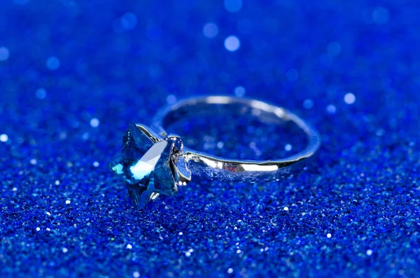 Δαχτυλίδι ενάντια σε μπλε φόντο — Φωτογραφία Αρχείου
